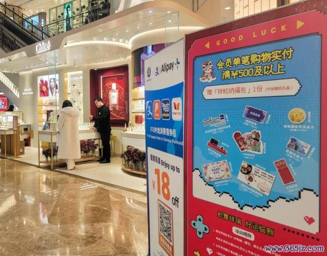 跨大除夜上海吵杂喜庆 买买买成新年典礼感