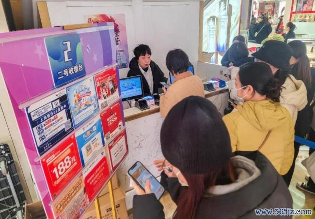 跨大除夜上海吵杂喜庆 买买买成新年典礼感
